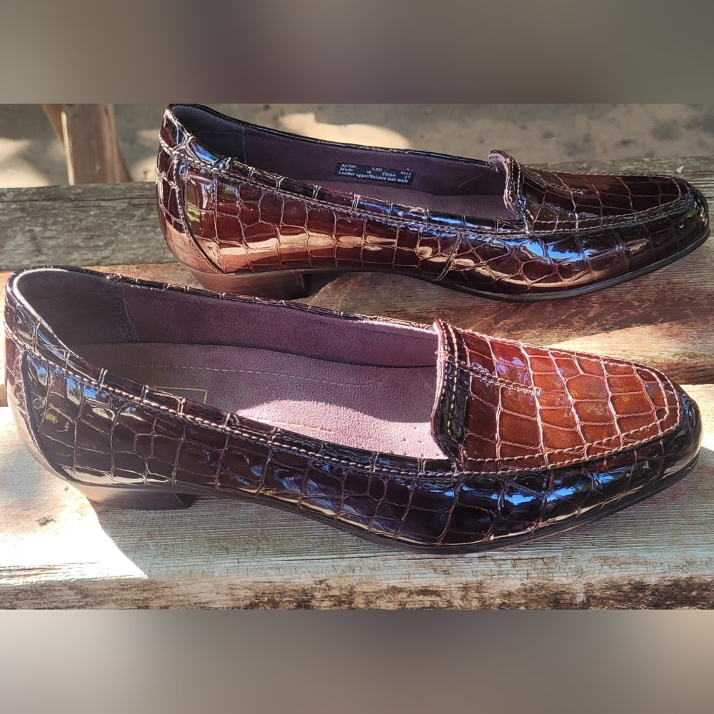 Clarks Everyday Women's Croc-Embossed Brown Leather Flats, 7.5 - Picture 7 of 10
